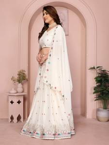 Lahenga Choli de créateur en tissu Georgette étoilé, fait main, style Maharashtra, spécial mariage et fête, qui crée un attrait universel. - Product Image 2