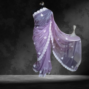 Vêtements élégants de saree en soie indienne traditionnelle finement brodée avec des conceptions complexes - Product Image 5