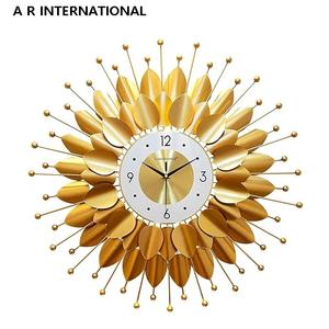 Grande horloge murale abstraite paon avec des ailes, moderne, silencieuse, en quartz, en métal, décoration pour salon avec mouvement radio - Product Image 5