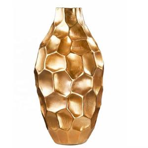 Charmant vase à fleurs en aluminium doré artistique fait à la main, idéal pour les événements à domicile, les mariages et le style intérieur - Product Image 6