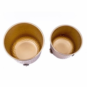 Pots de fleurs ronds en métal durable, finition or luxueuse, martelés à la main, avec pieds surélevés, lot de 2, pour la maison et le jardin, utilisation intérieure et extérieure - Product Image 5