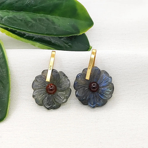 Colgantes de Labradorita con Diseño Floral, Chapados en Oro, Plata 925, con Piedra Central de 3mm, Joyería Fina Tallada - Product Image 1