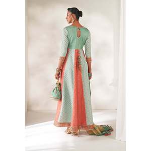 Haut en satin de soie brodé à manches trois-quarts SF-4141 pour le printemps/été - Product Image 2