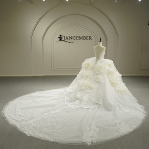 Robe de mariée vintage GT26059 à col bateau, coupe Empire, motif dentelle, style robe de bal, avec traîne chapelle et fleurs 3D en cristal - Product Image 3