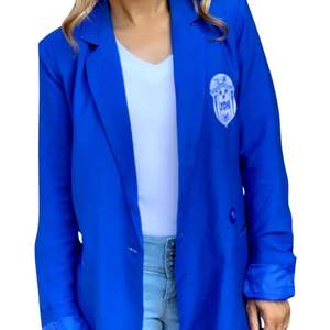Blazer petit ami bleu royal avec écusson brodé pour les réunions de sororité et les vêtements professionnels élégants - Product Image 4