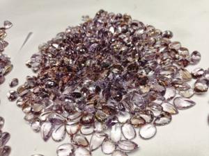 พลอยอะเมทรินธรรมชาติสองสี เมห์ราจูดิน เจมส์ คุณภาพ 100% น้ำหนัก 15-25 กะรัต แบบหลวม ผ่านการรับรองจากผู้ตรวจสอบอิสระ  เคลือบแว็กซ์/น้ำมัน สำหรับทำเครื่องประดับ - Product Image 2