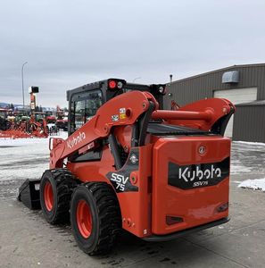 Minicargadora compacta Kubota SSV75 usada con retroexcavadora, cucharón frontal, bomba HYDAC, motor Kubota, carga nominal de 4 toneladas para uso agrícola. - Product Image 1
