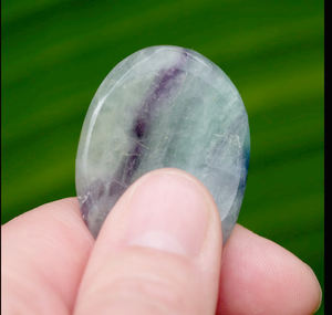 Piedra de preocupación de fluorita al por mayor, cristal de pulgar de arcoíris Natural para protección de enfoque, Chakra del tercer ojo, Reiki, curación, alivio del estrés - Product Image 3