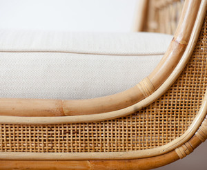 Détendez-vous avec style avec cet ensemble de mobilier d'extérieur 4 pièces chaises à dossier en rotin, coussins résistants aux intempéries et table basse en bois - Product Image 4