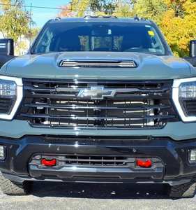 Silverado 3500HD LT 2024, Cabina Doble, Tracción en las Cuatro Ruedas, Volante a la Izquierda, Asientos de Cuero Oscuro, Neumáticos R19, Techo Solar Automático, 5 Bolsas de Aire, Halógeno - Product Image 1