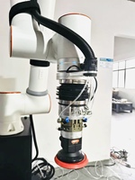 Cobot industriel 6 axes, capacité de charge 20 kg, pour le rectage de surfaces lourdes et la finition des métaux, avec contrôle de force constante.