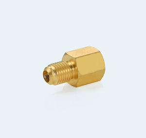 Adaptador de Latón de 1/4 x 1/4, Unión de 45 Grados SAE, Rosca Macho x Macho de 7/16-20, Conexión de Alta Presión de 1050 PSI, Hecho en India - Product Image 1