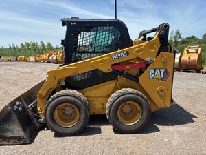 Chargeuse compacte sur pneus CAT 242D3 d'occasion 2023, hydraulique, performance diesel |   Matériel de construction au meilleur prix - Product Image 3