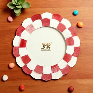 Mosaico de Hueso con Incrustaciones en Rojo y Blanco Vibrante para Marcos de Fotos Artísticos Hechos a Mano, Personalizable, Elegante y Decorativo para el Hogar Moderno - Product Image 4