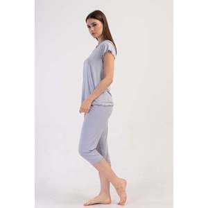 Conjunto de pantalón capri ovalado y blusa corta con lazo en el cuello de viscosa y lycra para mujer - Gris - Gris - Product Image 2