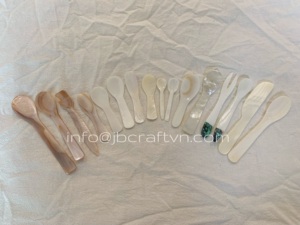 COUTEAU en nacre à lèvres BLANCHE, couteau à caviar taille 10cm parfait pour servir du caviar de qualité supérieure gravé avec le logo personnalisé - Product Image 2