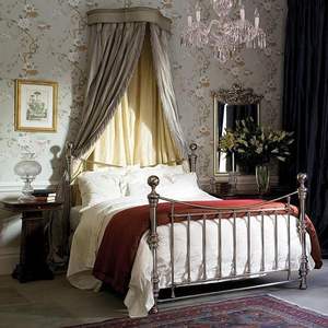 Cama de latón hecha a medida diseñada para temáticas de dormitorio de lujo personalizadas e interiores exclusivos - Product Image 1