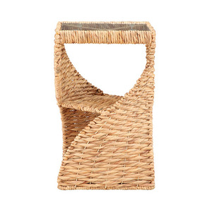 Table d'appoint en fer robuste avec tressage en rotin synthétique et dotée d'un plateau en verre pour une utilisation en intérieur - Product Image 4