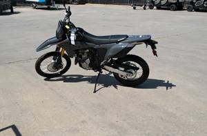 Motocicleta Suzuki DR-Z4S 2025 de Doble Propósito con Motor EFI de 398cc, Chasis de Acero de Doble Viga y Sistema de Conducción Inteligente Suzuki - Product Image 4