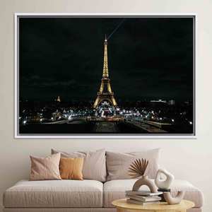 Elegante cuadro impreso en lienzo con vista nocturna de la Torre Eiffel, lienzo enmarcado en blanco - Product Image 1