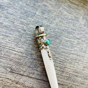 Venta al por mayor de forma fría, collar con colgante de hueso epoxi, joyería de madera de resina, colgante de madera y hueso - Product Image 5