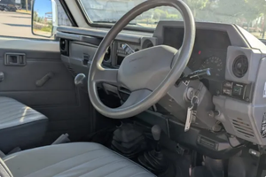 CONDUCCIÓN - VEHÍCULO USADO CON VOLANTE A LA IZQUIERDA |   CONDUCCIÓN DERECHA |   TOYOTA LAND CRUISER HZJ70 de 1996 con Transmisión Manual de 5 Velocidades - Product Image 4