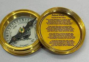 Brújula Náutica Hecha a Mano, Brújula Marina con Estuche de Cuero, Réplica Vintage de Latón, Poema de Robert Frost - Product Image 2