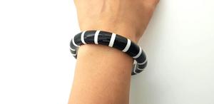 Bracelet ouvert moderne et écologique pour femme, bijou de mariage fantaisie, style classique, en résine époxy, couleur personnalisée, IGI - Product Image 2