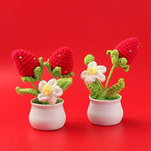 Décoration de scène en forme de petite plante de fraise à double tête, accessoires au crochet finis pour la chambre à coucher, le bureau, les travaux textiles et les créations en tissu - Product Image 1