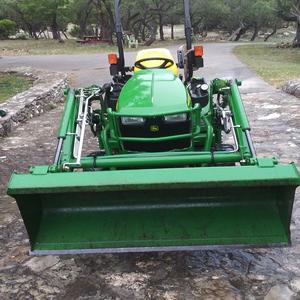 รถแทรกเตอร์ขนาดเล็ก John Deere 1025R สภาพดี ใช้งานได้ น่าเชื่อถือโดยผู้เชี่ยวชาญ เหมาะสำหรับการทำงานประจำวันในฟาร์ม - Product Image 3