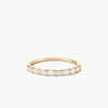 Anillo de media eternidad con diamantes baguette en oro amarillo, blanco o platino de 14k, chapado en rodio, con incrustaciones de piedras talladas. - Product Image 1