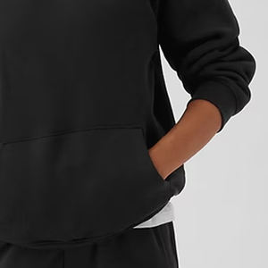 Pull à capuche pour femme tendance pour l'hiver avec ourlet côtelé, manches longues, commandes en gros et poches kangourou et logo - Product Image 4