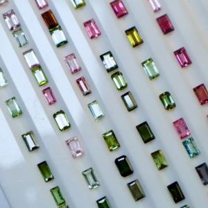 Tourmaline naturelle 3x5mm coupe baguette pierre précieuse multicolore en gros pour la fabrication de bijoux - Product Image 3