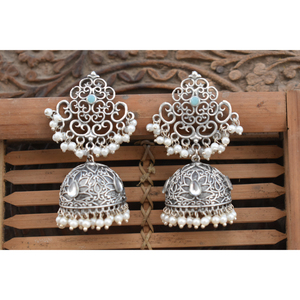 Pendientes de aro jhumka con diseño de flor de piedra de latón con aspecto de plata, hechos a mano, estilo tradicional, para niñas y mujeres - Product Image 5