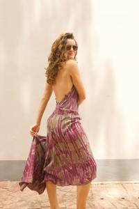 Robe d'été Boho tie-Dye à dos ouvert pour femme écologique et lavable fabriquée en Inde avec taille naturelle longueur midi - Product Image 5