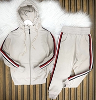 Moderne casual tweedelige outfitset, lichtgewicht, ademend, zachte stof, comfortabel voor dagelijks gebruik, minimalistisch, eigentijds modeontwerp