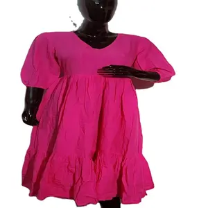 大胆美丽的束带紫红色化学粘胶亚麻礼服，鲜艳的粉红色，适合大尺寸的daytaime派对