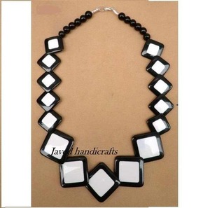 Collier triple en résine personnalisé de meilleure qualité collier triple en résine poli beau collier de perles de résine de mode pour les femmes - Product Image 6