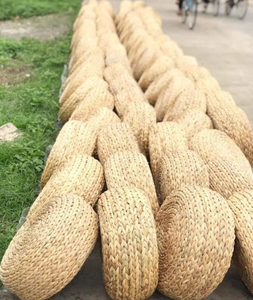 Pouf artisanal en jacinthe d'eau pour une vie verte et un ameublement respectueux de l'environnement - Product Image 2