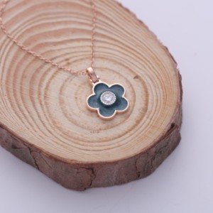 จี้เพชรเพาะเลี้ยงในห้องปฏิบัติการที่ได้รับการรับรองจาก IGI ประดับด้วยเคลือบลายดอกไม้ บนตัวเรือนทองคำ 18K สีโรสโกลด์/เหลือง/ขาว พร้อมการฝังแบบ Halo ดีไซน์หรูหราสำหรับผู้หญิง - Product Image 6