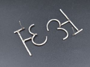 Bijoux de luxe Boucles d'oreilles pour femmes Boucles d'oreilles Lettre hindi Bijoux plaqués or pour femmes et filles - Product Image 5