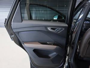 Voiture d'occasion fiable Audi Q4 e-tron Premium Plus 4 portes SUV AWD 2024 avec 55 km de autonomie - Product Image 5