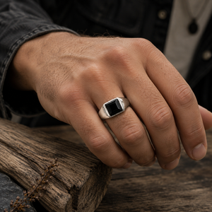 Bague signet Kettleness en argent sterling 925 poli, avec pierre noire carrée en jet de Whitby taillée à la main, design classique et robuste - Product Image 2