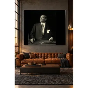 Fida Atatrk regarde vers le haut vers le podium, impression sur toile noir et blanc - Product Image 3