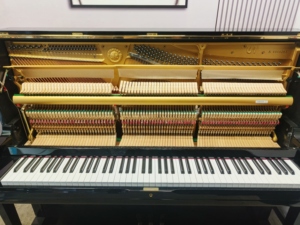 Piano droit Yamaha U1A haut de gamme, 88 touches, finition noire, design classique, touches lestées, plancher en bois massif, montage au sol - Product Image 5