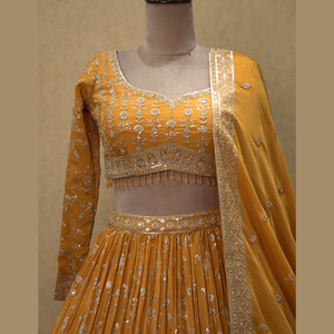 La mayoría de la venta de ropa étnica y accesorios de color naranja claro Georgette Lehenga con rico trabajo para todas las ocasiones del proveedor de la India - Product Image 1