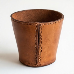 Jardinière en cuir minuscule avec finition luxueuse conçue pour des touches botaniques compactes dans des pièces modernes ou traditionnelles - Product Image 1
