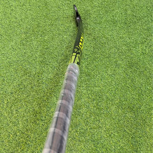 IBERIA Palos de Hockey sobre Césped de Fibra de Carbono Personalizados al por Mayor |   Ligero, duradero y de alto rendimiento para todos los niveles. - Product Image 5