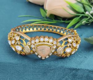 Bracelet en moissanite polki et en laiton avec pierre double, parfait pour les soirées, peut être porté avec des tenues ethniques et occidentales - Product Image 3