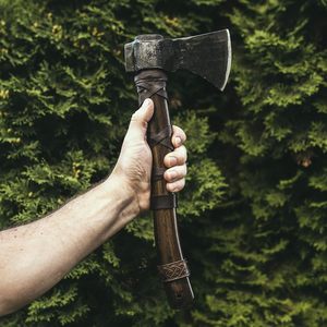 Vente en gros personnalisé OEM ODM Coutellerie Usine Damas Hache en acier à haute teneur en carbone faite à la main avec étui en cuir et bois Prix bon marché personnalisé - Product Image 4